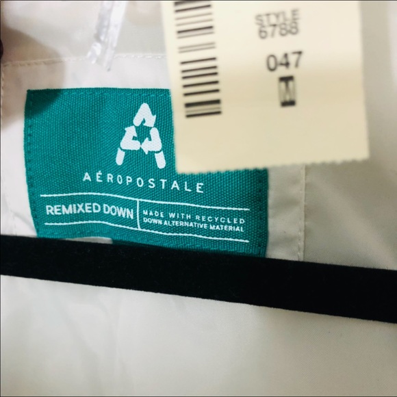💙2/$40💙NWT Aeropostale White Zip Up Bubble Vest Size Medium - Picture 8 of 11
